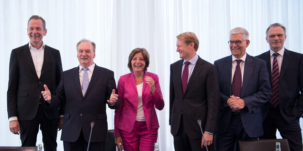 Gruppenfoto Politiker*innen und Medienvertreter, alle lachen und sehen gelöst aus.