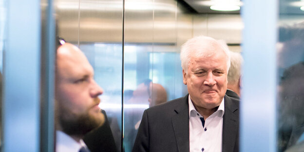 Horst Seehofer im Fahrstuhl Horst Seehofer im Fahrstuhl