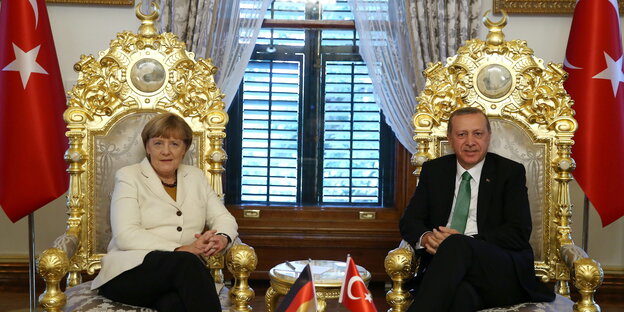 Angela Merkel und Recep Tayyip Erdogan sitzen nebeneinander Angela Merkel und Recep Tayyip Erdogan sitzen nebeneinander