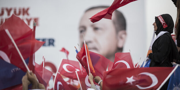 Archivbild: Anhänger des türkischen Präsidenten Recep Tayyip Erdogan verfolgen eine seiner Wahlkampfreden. Archivbild: Anhänger des türkischen Präsidenten Recep Tayyip Erdogan verfolgen eine seiner Wahlkampfreden.