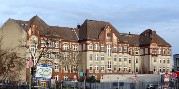 Großes Klinkergebäude Großes Klinkergebäude