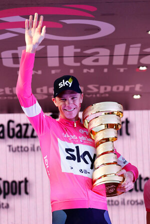 Chris Froome jubelt mit dem Pokal nach dem Giro d'Italia Chris Froome jubelt mit dem Pokal nach dem Giro d'Italia