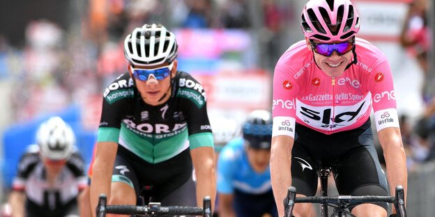 Chris Froome radelt im rosa Trikot grinsend über die Ziellinie beim Giro d'Italia Chris Froome radelt im rosa Trikot grinsend über die Ziellinie beim Giro d'Italia