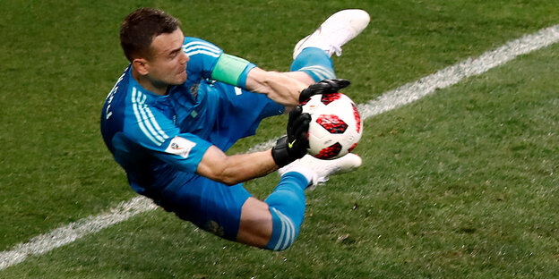 Igor Akinfeev hält einen Elfmeter Igor Akinfeev hält einen Elfmeter