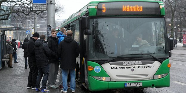 Menschen steigen in einen Bus ein Menschen steigen in einen Bus ein