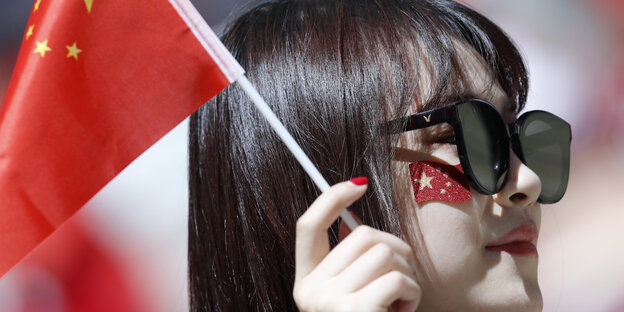 Eine offenbar asiatische Frau mit einer Chinaflagge bei der WM Eine offenbar asiatische Frau mit einer Chinaflagge bei der WM