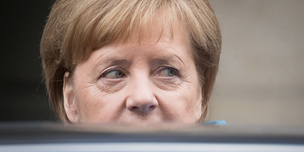 Merkel, die untere Gesichtshälfte verdeckt Merkel, die untere Gesichtshälfte verdeckt