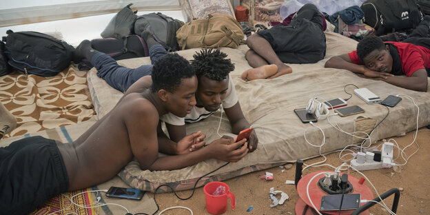 Migranten aus Sierra Leone in einem Camp der Internationalen Organisation für Migration in Agadez, Niger Migranten aus Sierra Leone in einem Camp der Internationalen Organisation für Migration in Agadez, Niger
