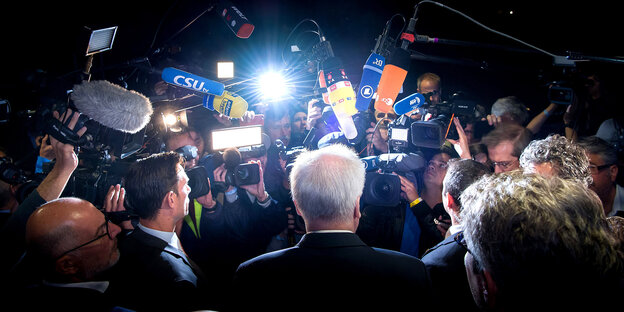 Horst Seehofer vor vielen Journalisten