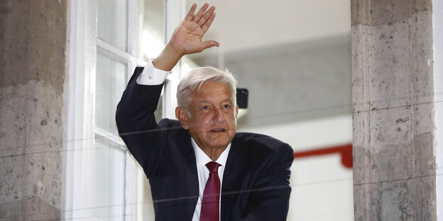 López Obrador begrüßt seine Anhänger. Er wird neuer Präsident von Mexiko. López Obrador begrüßt seine Anhänger. Er wird neuer Präsident von Mexiko.