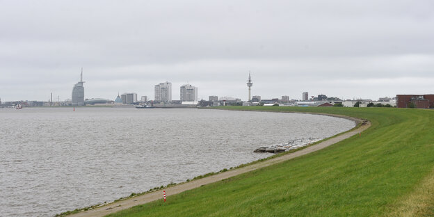 Ein Deich vor Bremerhaven