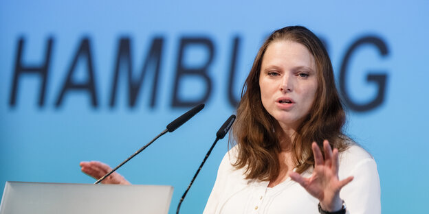 Melanie Leonhard hinter einem Rednerpult Melanie Leonhard hinter einem Rednerpult