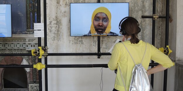 Eine Besucherin betrachtet eine Installation des Künstler-Kollektivs Peng! Collective aus Berlin Eine Besucherin betrachtet eine Installation des Künstler-Kollektivs Peng! Collective aus Berlin