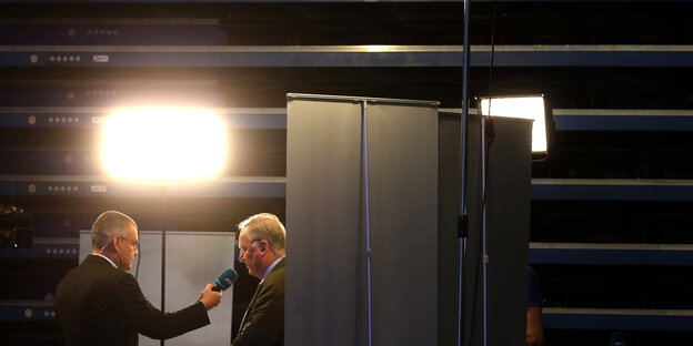 Der AfD-Vorsitzende Alexander Gauland spricht in das Mikrophon eines Journalisten. Nun will die rechte Partei die Presse von Parteitagen ausschließen, wenn die Mehrheit das wünscht. Der AfD-Vorsitzende Alexander Gauland spricht in das Mikrophon eines Journalisten. Nun will die rechte Partei die Presse von Parteitagen ausschließen, wenn die Mehrheit das wünscht.