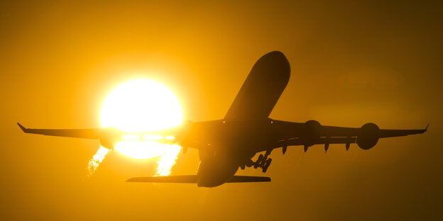 Flugzeug im Sonnenuntergang Flugzeug im Sonnenuntergang
