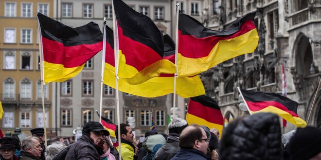 Menschen mit Deutschland-Flaggen Menschen mit Deutschland-Flaggen