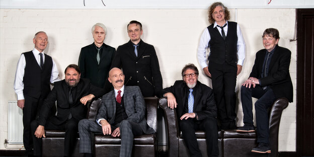 Acht Männer in Anzügen und mit Krawatte von der Band King Crimson Acht Männer in Anzügen und mit Krawatte von der Band King Crimson