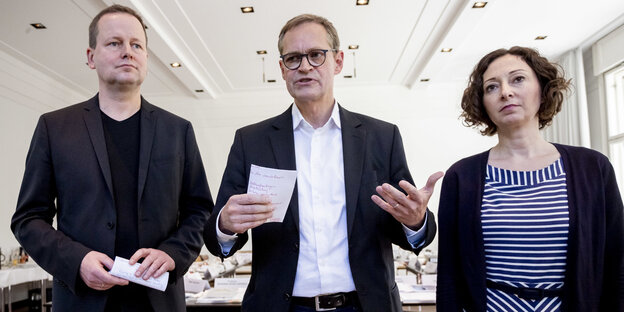 Leder, Müller und Pop (von li.) stehen nebeneinander Leder, Müller und Pop (von li.) stehen nebeneinander
