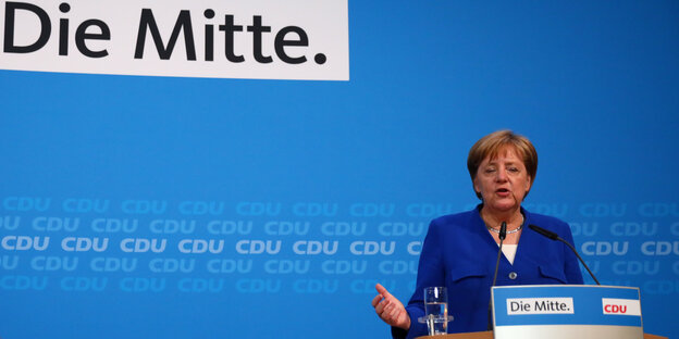 Angela Merkel in blauem Blazer spricht Angela Merkel in blauem Blazer spricht