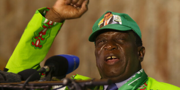 Der Präsident von Simbabwe, Emmerson Mnangagwa, hebt bei einem Wahlkampfauftritt die rechte Faust nach oben Der Präsident von Simbabwe, Emmerson Mnangagwa, hebt bei einem Wahlkampfauftritt die rechte Faust nach oben