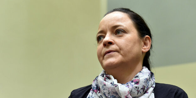 Beate Zschäpe schaut nach rechts Beate Zschäpe schaut nach rechts