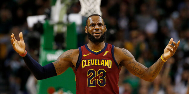 Basketballer LeBron James hebt ungläubig die Arme Basketballer LeBron James hebt ungläubig die Arme