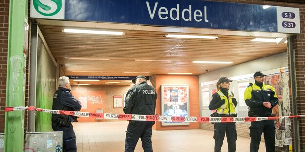 Vier Polizisten stehen am Eingang der S-Bahn-Station Veddel Vier Polizisten stehen am Eingang der S-Bahn-Station Veddel