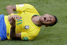 Neymar schreit am Boden nach einem Foul