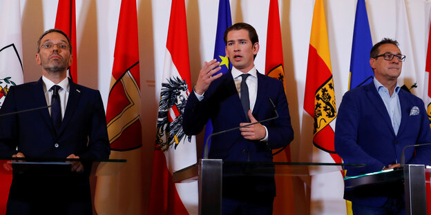 Herbert Kickl, Sebastian Kurz und Heinz-Christian Strache stehen nebeneinander Herbert Kickl, Sebastian Kurz und Heinz-Christian Strache stehen nebeneinander