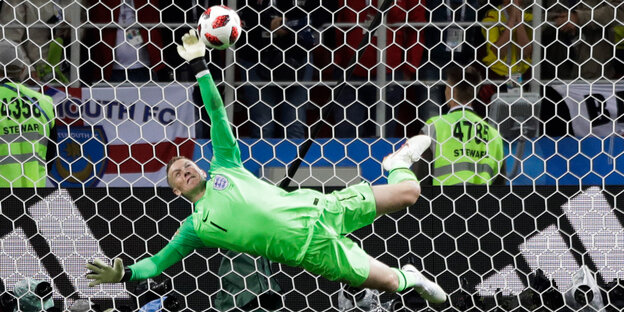Jordan Pickford hält einen Ball Jordan Pickford hält einen Ball