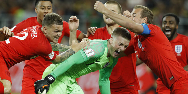 Harry Jane, Torwart Pickford und Kieran Trippier jubeln nach ihrem Sieg gegen Kolumbien Harry Jane, Torwart Pickford und Kieran Trippier jubeln nach ihrem Sieg gegen Kolumbien