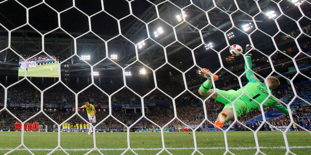 Jordan Pickford hält den Elfmeterschuss von Kolumbianer Carlos Bacca. Jordan Pickford hält den Elfmeterschuss von Kolumbianer Carlos Bacca.