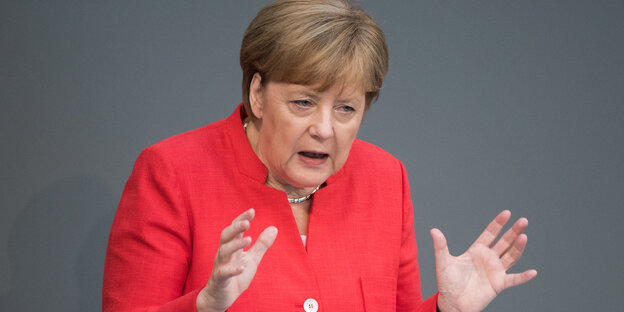 Angela Merkel gestikuliert im Bundestag Angela Merkel gestikuliert im Bundestag