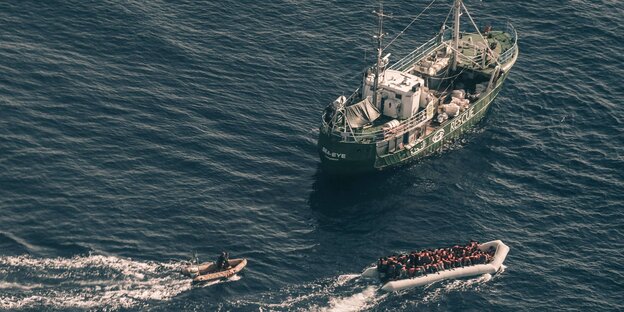 Blick aus dem Suchflugzeug „Moonbird“ auf ein Rettungsschiff und ein Flüchtlingsboot Blick aus dem Suchflugzeug „Moonbird“ auf ein Rettungsschiff und ein Flüchtlingsboot