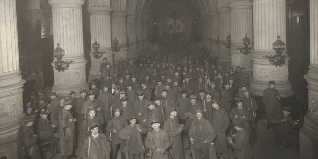Historisches Foto mit Soldaten in Hamburgs Rathaus Historisches Foto mit Soldaten in Hamburgs Rathaus