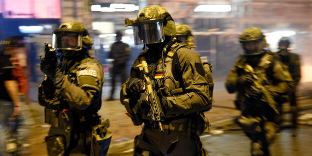 Polizisten mit Maschinenpistolen im Einsatz in Hamburg Polizisten mit Maschinenpistolen im Einsatz in Hamburg