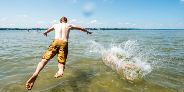 Männer springen ins Wasser