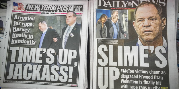 Zwei US-amerikanische Zeitungen mit Harvey Weinsteins Bild auf dem Titelblatt Zwei US-amerikanische Zeitungen mit Harvey Weinsteins Bild auf dem Titelblatt