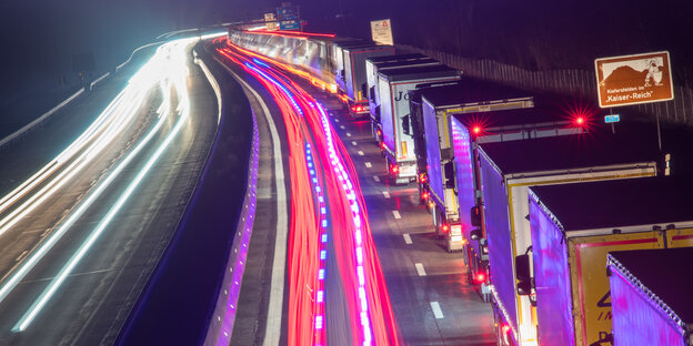 Autobahn an der bayerisch-österreichischen Grenze Autobahn an der bayerisch-österreichischen Grenze