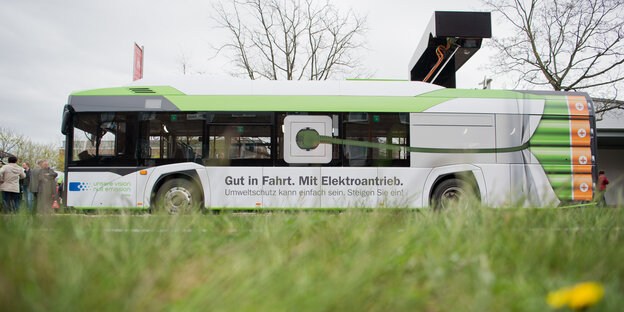 Elektrobus mit grünem Dach in Hannover Elektrobus mit grünem Dach in Hannover