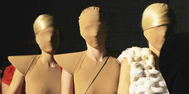 Drei Margiela Models mit verbundenem Gesicht Drei Margiela Models mit verbundenem Gesicht