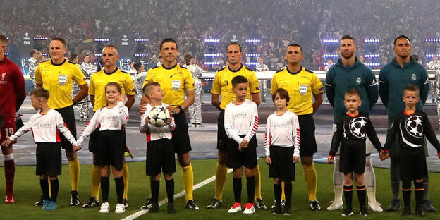 Schiedsrichter, Spieler und Kinder Schiedsrichter, Spieler und Kinder