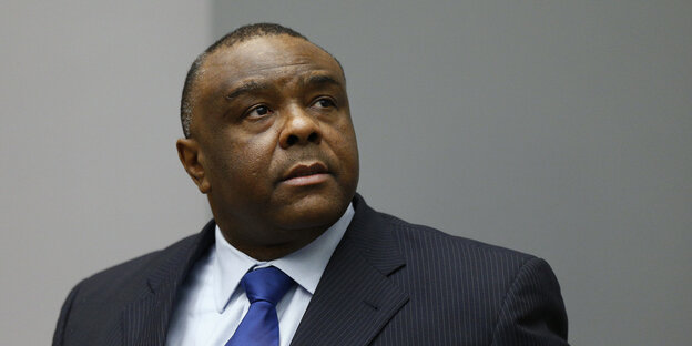 Jean-Pierre Bemba, im Anzug, schaut ernst zur Seite Jean-Pierre Bemba, im Anzug, schaut ernst zur Seite