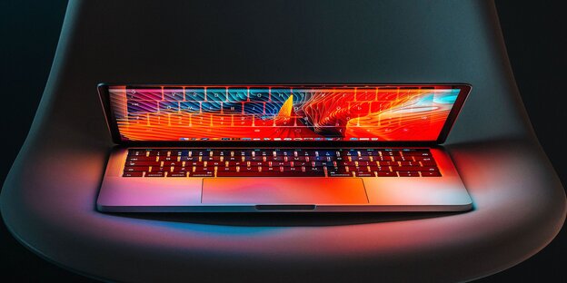 Ein Laptop leuchtet Ein Laptop leuchtet