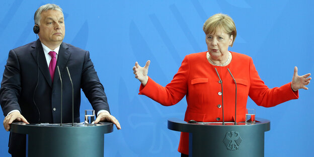 Viktor Orban und Angela Merkel stehen an Pulten Viktor Orban und Angela Merkel stehen an Pulten