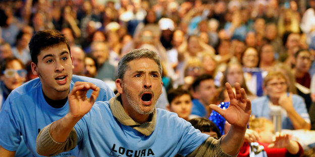 Uruguayische Fußball-Fans in Montevideo verfolgen das Spiel ihrer Mannschaft Uruguayische Fußball-Fans in Montevideo verfolgen das Spiel ihrer Mannschaft