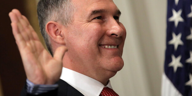Scott Pruitt hebt die Hand Scott Pruitt hebt die Hand