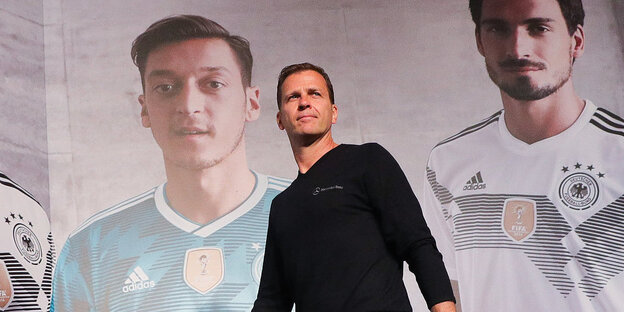 Team-Manager Oliver Bierhoff gehen an einem Poster mit den Spieler Mesut Özil und Mats Hummels vorbei. Team-Manager Oliver Bierhoff gehen an einem Poster mit den Spieler Mesut Özil und Mats Hummels vorbei.