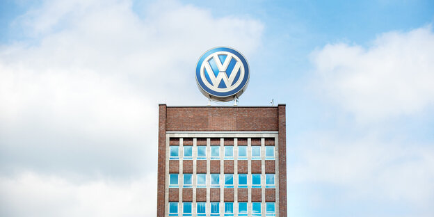 Hochhaus mit VW-Emblem, dahinter Himmel und Wolken Hochhaus mit VW-Emblem, dahinter Himmel und Wolken