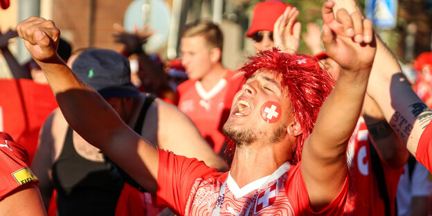 Ein Fußballfan der Schweiz jubelt vor Spielbeginn. Ein Fußballfan der Schweiz jubelt vor Spielbeginn.